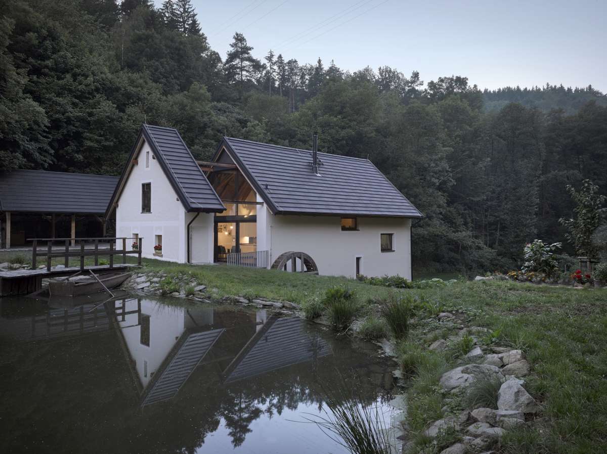 ez domem stavbu ozvláštnil a odlehčil a dodal jí také jemný nadčasový vzhled