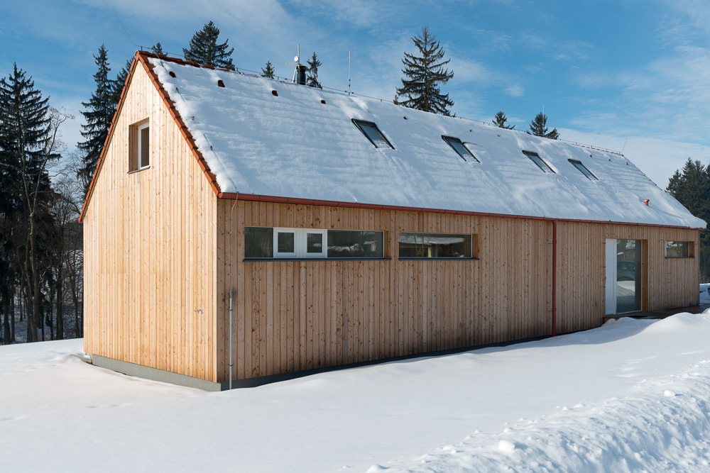 Jednopodlažní stavbu s vytápěným podkrovím uzavírá sedlová střecha o sklonu 45°