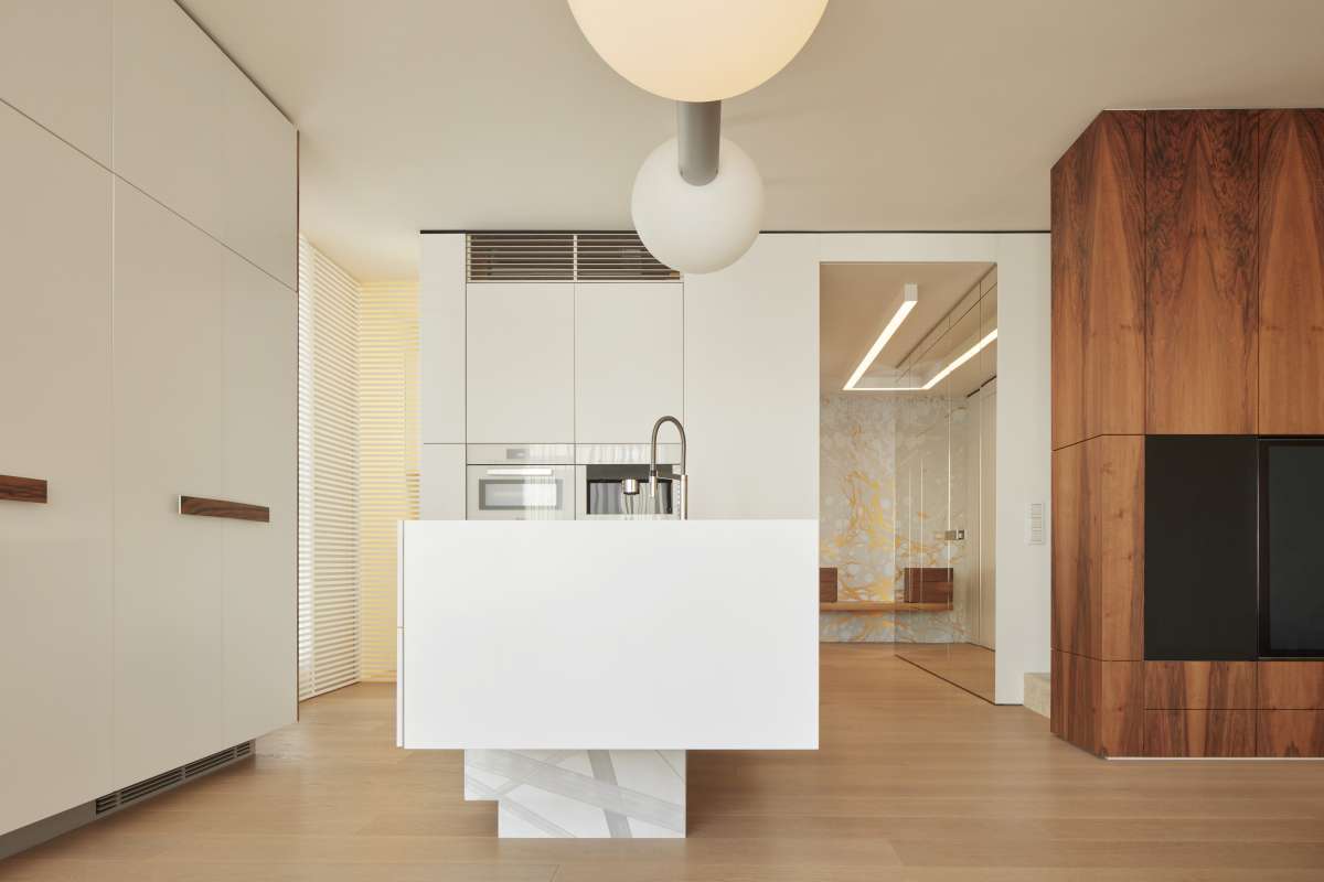 Kuchyňská zóna je plnohodnotnou a navíc dekorativní součástí hlavního obývacího prostoru.