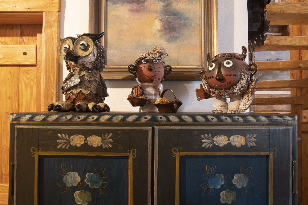 Součástí výzdoby domu jsou též keramické firgurky jejichž autorkou je maminka majitele Espera Stýblová