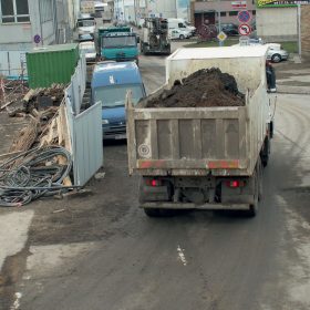 Znečištěnou škváru je třeba ze staveniště odvézt.