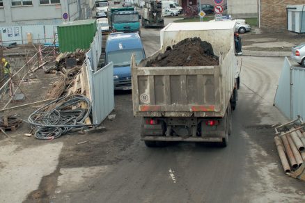 Znečištěnou škváru je třeba ze staveniště odvézt.