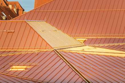 Architekti se nebáli zlaté barvy střechy.