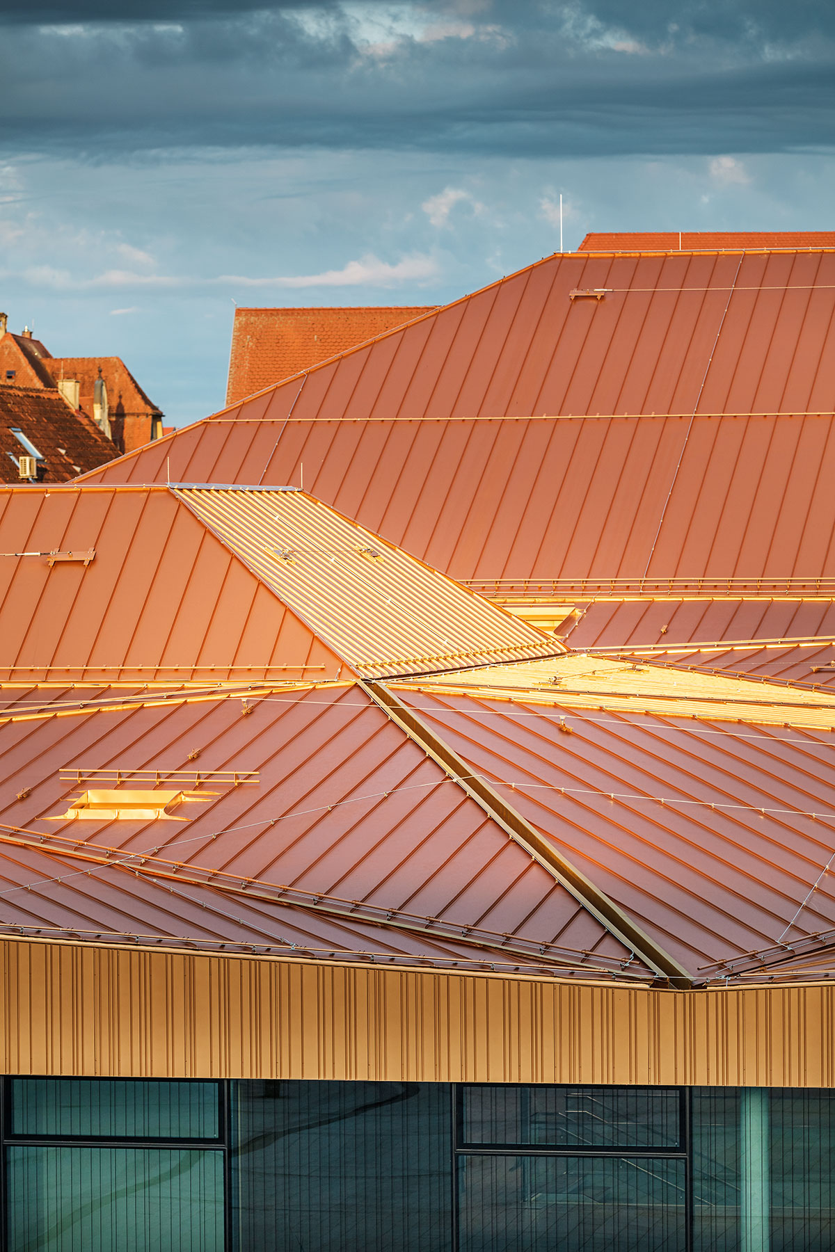 Architekti se nebáli zlaté barvy střechy.
