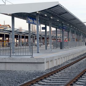 Obr. 1 Zprovozněné čtvrté nástupiště v ŽST Vršovice
