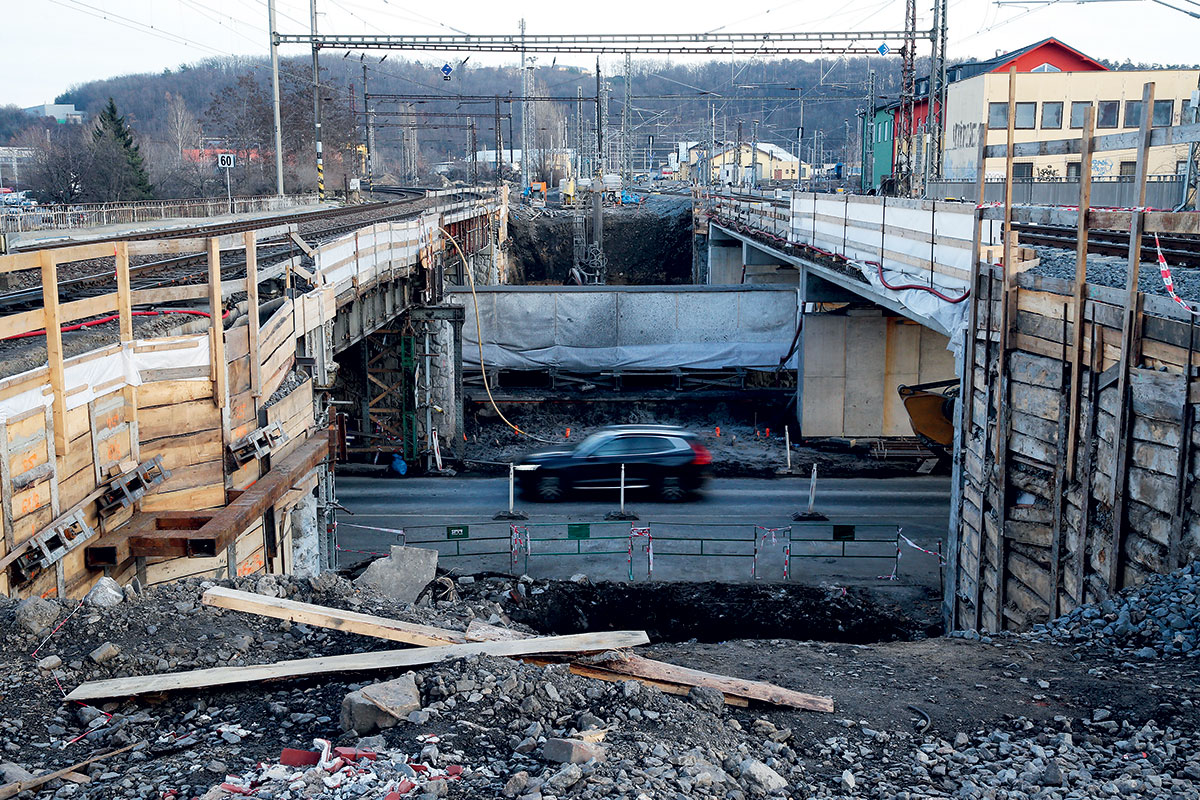 Obr. 6 Zakládání prostřední části mostního objektu přes ulici Bartoškova