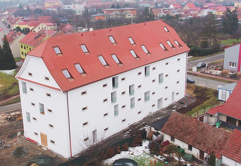 Pod názvem Domov s duší vzniklo v původních prostorách dvacet jedna zcela originálních bytů propojujících historickou velkolepost s nejnovějšími technologiemi.