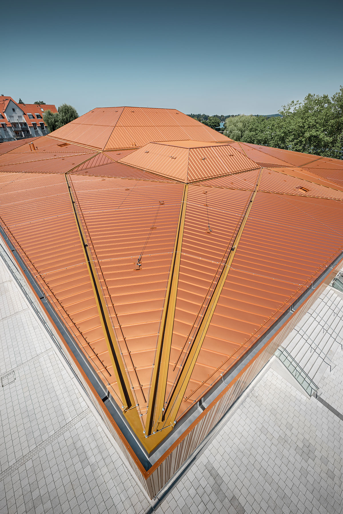 Prolamovaná střecha odlišuje objekt od tradiční „halové estetiky“.