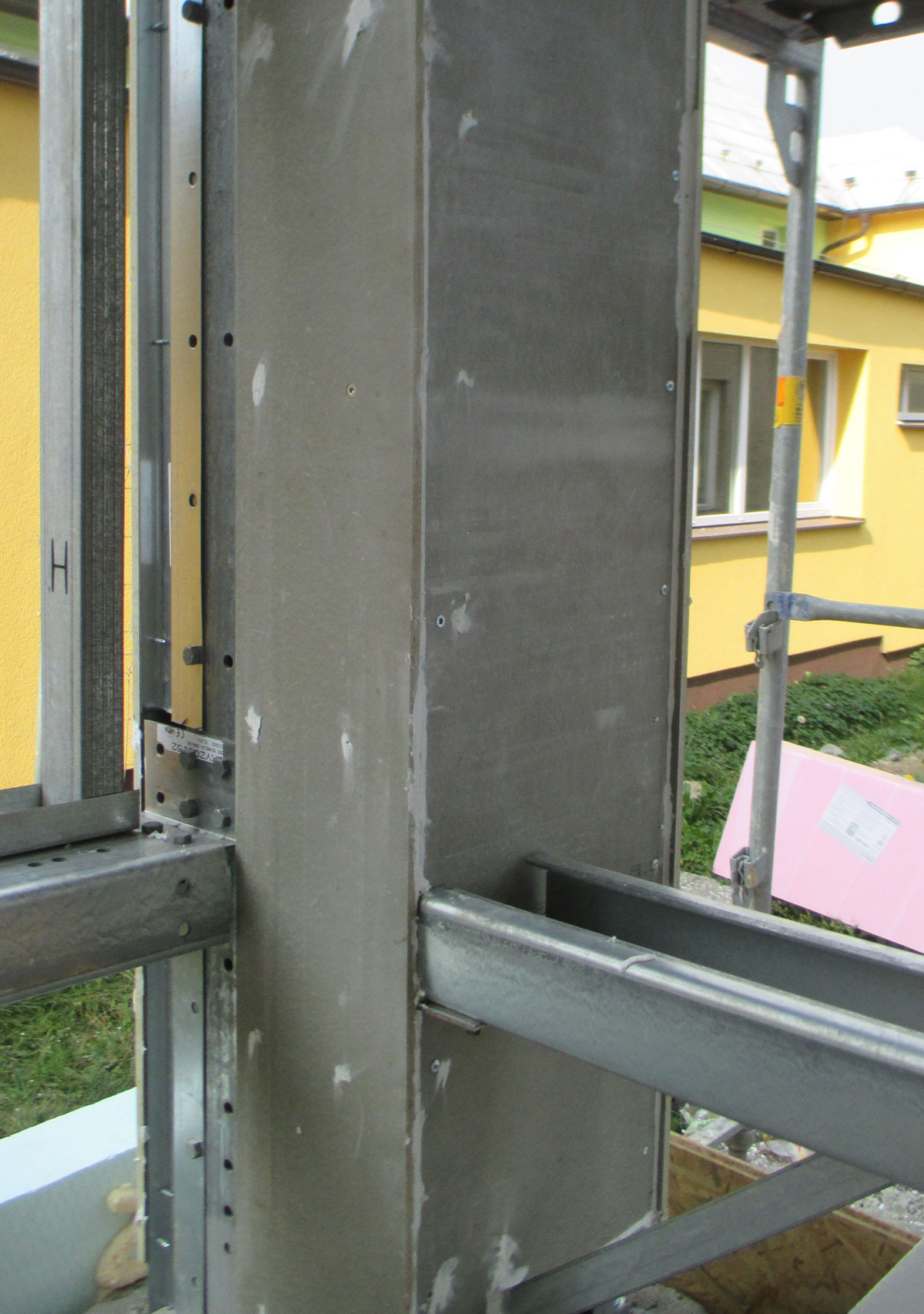 Při opláštění nosných sloupů ocelového skeletu víceúčelové sportovní haly v Raškovicích byly použity cementotřískové desky CETRIS BASIC tl. 16 mm.