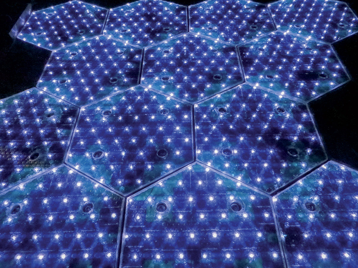 Solar Roadways v noci.