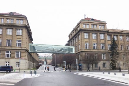 Spojovací lávky budou vystaveny mezi budovami A a B VŠCHT přes Studentskou ulici