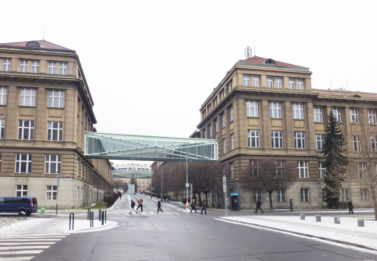 Spojovací lávky budou vystaveny mezi budovami A a B VŠCHT přes Studentskou ulici