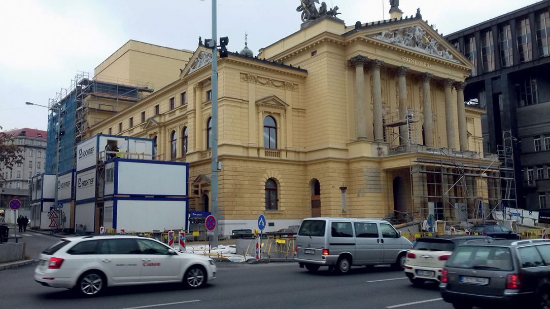 Státní opera prochází od roku 2016 náročnou rekonstrukcí.