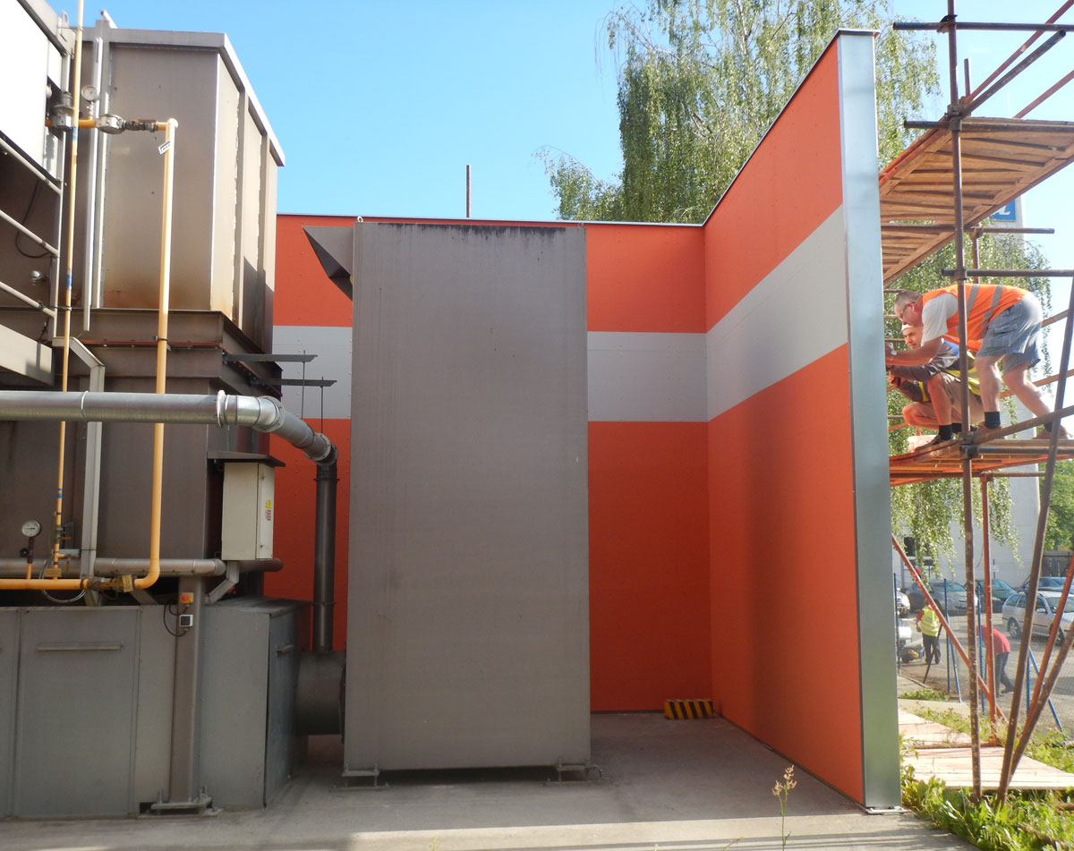 Stěna s odolností 60 minut oddělující technologickou část ve výrobním areálu Fatra je opláštěna cementotřískovými deskami CETRIS® FINISH