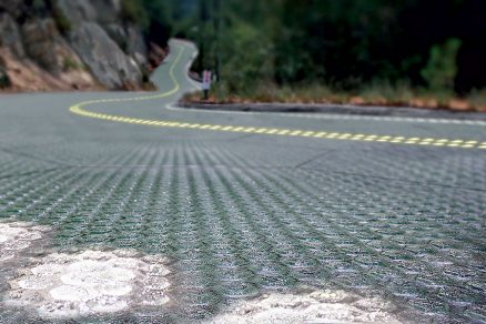Takto by mohla venkovská silnice z materiálu Solar Roadways vypadat v budoucnu.
