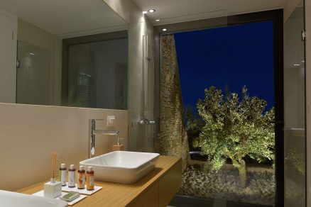 Velkorysé výhledy na okolní olivový háj z koupelny otvíravě sklopné okno Schüco AWS 70 BS.HI .