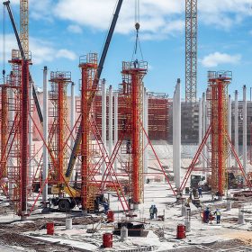 Betonové stropy nádrží budou podepřeny celkem 2 400 betonovými sloupy, vysokými 17 m s průměrem 50 nebo 60 cm. Kruhové sloupové bednění SRS speciálně ztužené pro tento projekt muselo být možné čistit a ošetřit separačními prostředky v poloze nastojato.