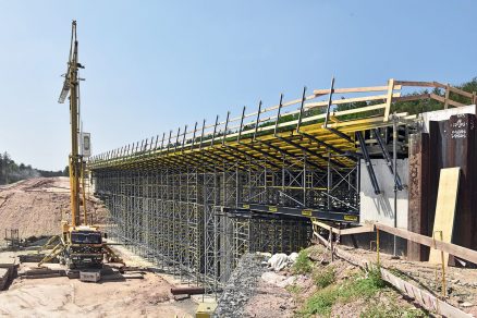 Obr. 1 Biokoridor u Řevničova – mosty jsou realizovány v pohledovém betonu vysoké kvality.