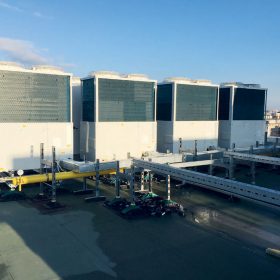 Obr. 2 Vnější jednotky plynových tepelných čerpadel AISIN TOYOTA jsou instalované na střeše objektu nad 6. NP.