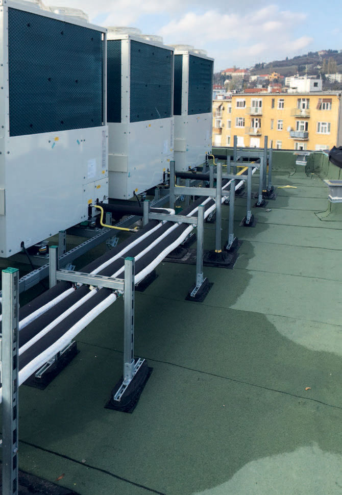 Obr. 2 Vnější jednotky plynových tepelných čerpadel AISIN TOYOTA jsou instalované na střeše objektu nad 6. NP