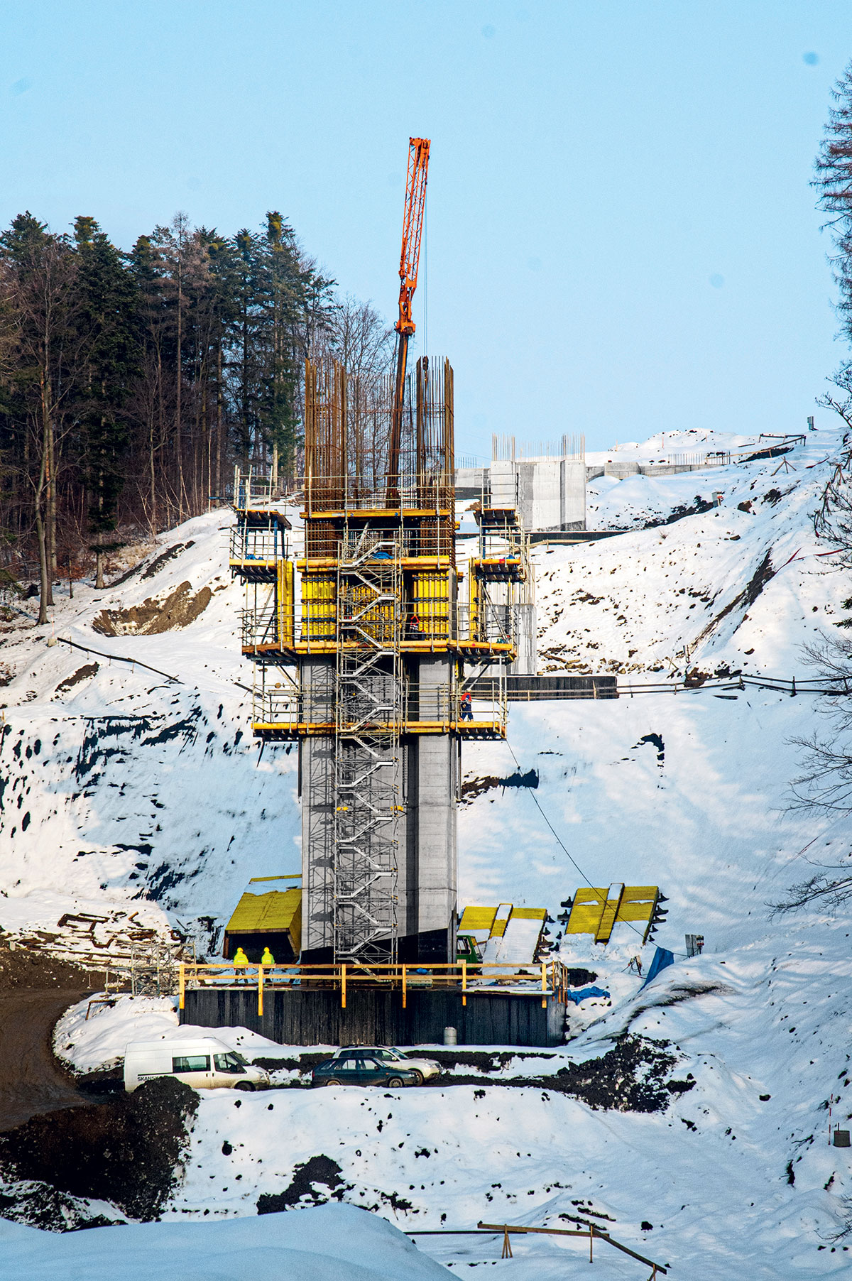 Obr. 7 Při realizaci pilířů pro most u obce Mokré Lazce bylo nasazeno šplhací bednění MF240 které se posouvá s rostoucí stavbou.
