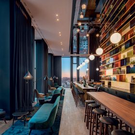 Střešní bar hotelu Andaz nabízí působivý výhled na Mnichov.