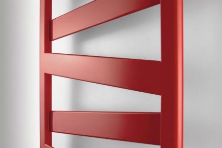 Detail radiátoru Zehnder Kazeane v barvě Ruby Red 3003