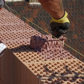 Malta se nanáší strukturovaným systémovým válečkem rovnoměrně do kříže