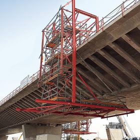 Systémové díly VARIOKIT a lešení PERI UP Flex jsou flexibilní u velkého množství různých druhů nasazení. Pro dokončovací práce bylo využito řešení se systémem VARIOKIT a se zavěšeným lešením PERI UP Flex.
