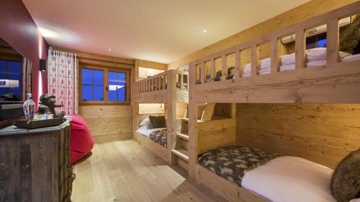 Interiéry a nábytek v ložnicích i společných prostorách chaty nese autorskou linku londýnského designerského studia Nuttall Home.