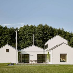 Dům tvoří několik menších vzájemně provázaných staveb