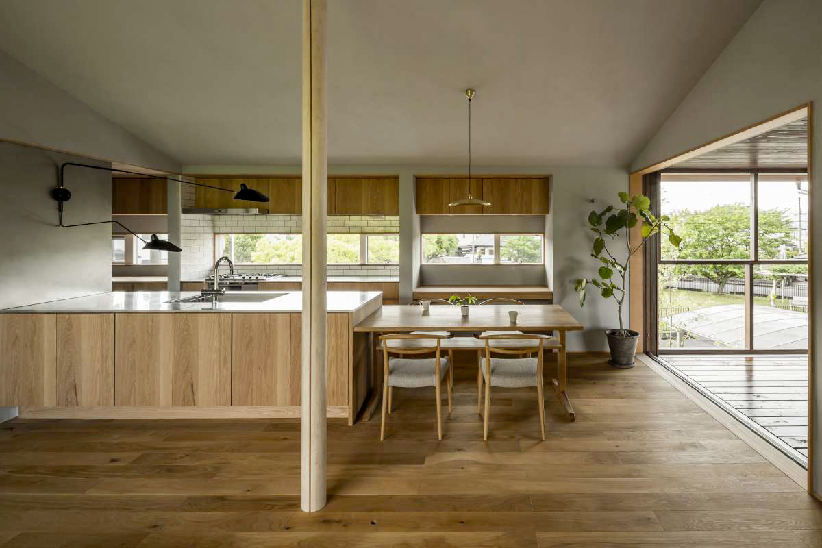 Hlavními prostory v domě jsou kuchyně s jídelnou a obývací pokoj spojené v jednu místnost. 