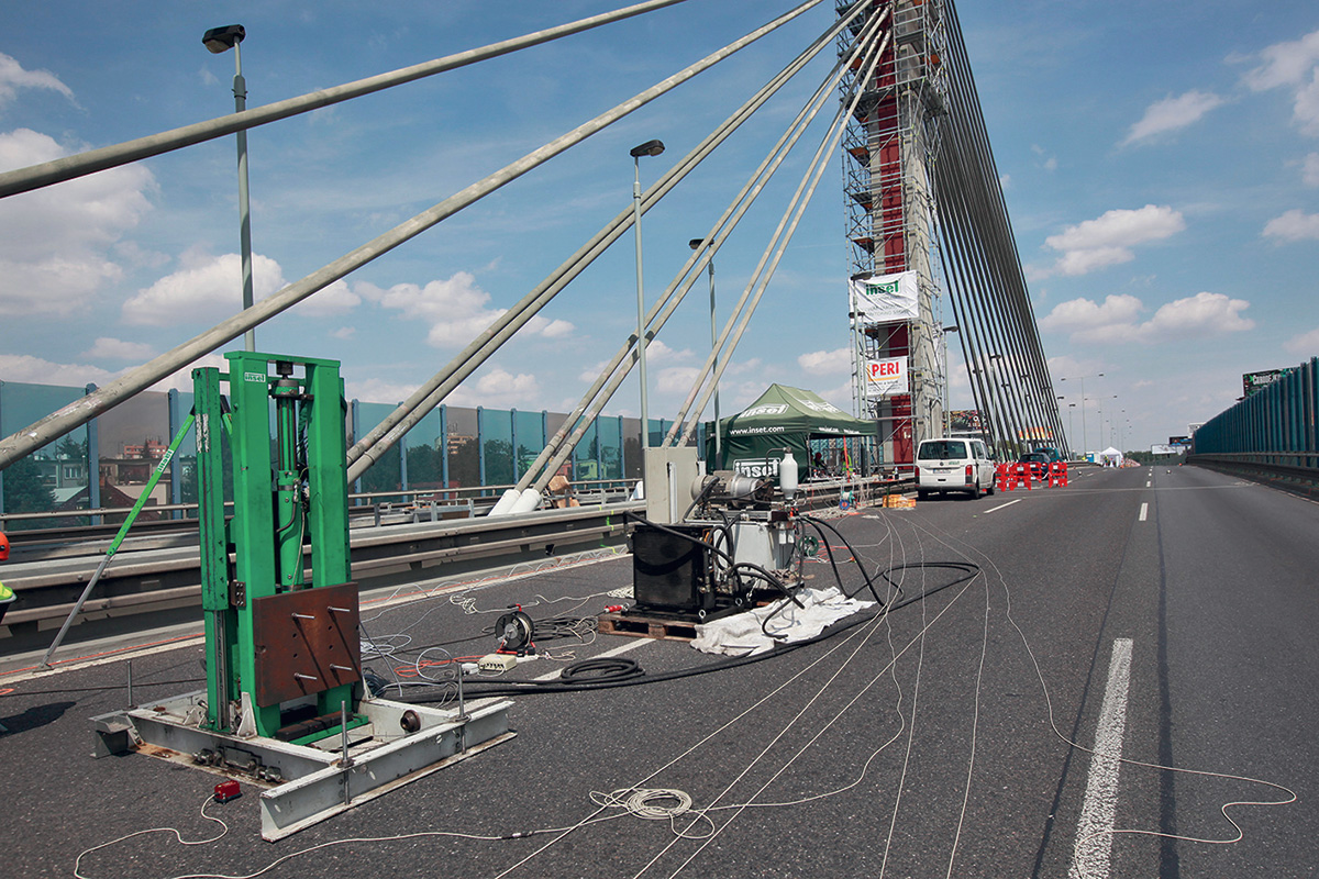 Budič kmitů společnosti INSET s. r. o. při měření na Lanovém mostě v Praze