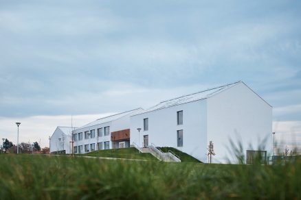 Psáry a Dolní Jirčany získaly v minulém roce novou základní školu od studia SOA architekti