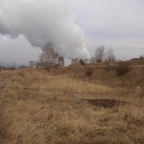 Základní hráz úložného prostoru, v pozadí elektrárna