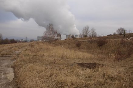 Základní hráz úložného prostoru, v pozadí elektrárna