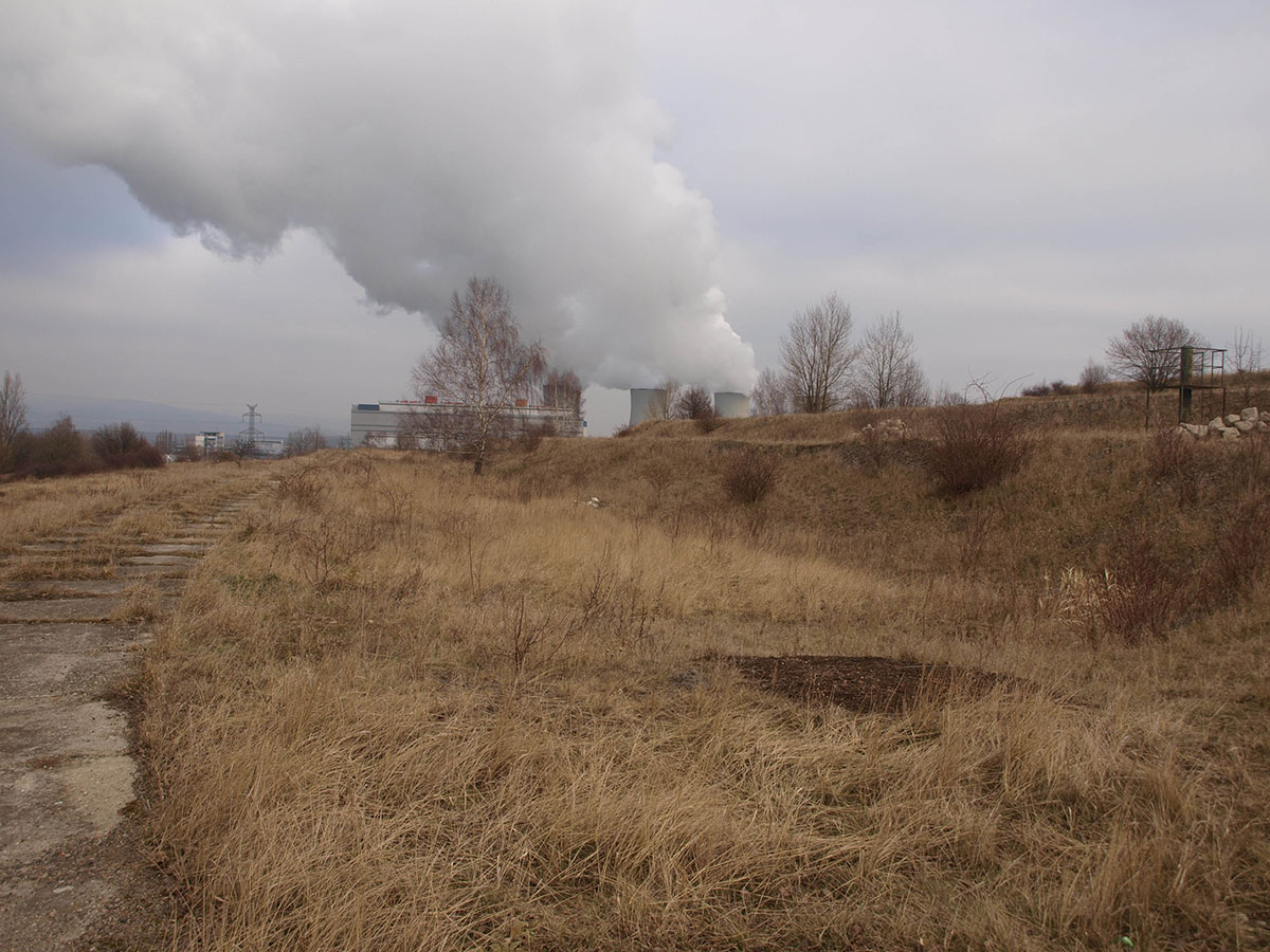 Základní hráz úložného prostoru, v pozadí elektrárna 