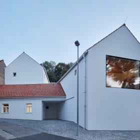 Dům s vlašským krovem v pražských Jinonicích od ATELIER 111 ARCHITEKTI