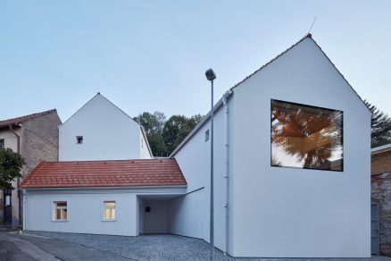 Dům s vlašským krovem v pražských Jinonicích od ATELIER 111 ARCHITEKTI