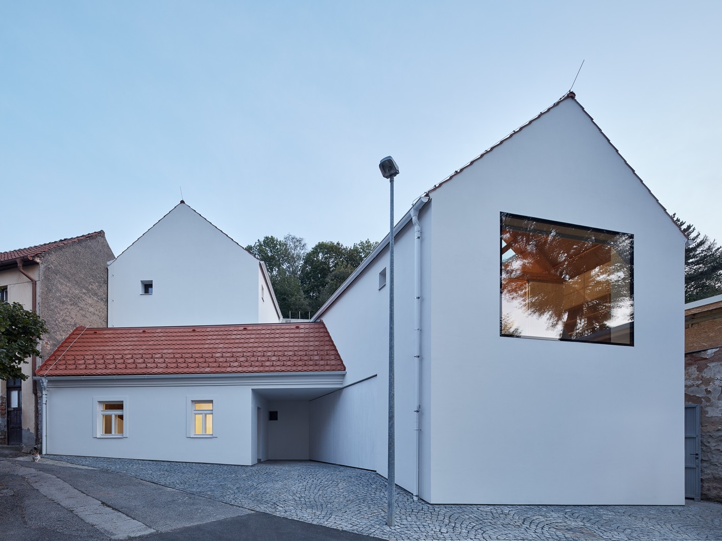 Dům s vlašským krovem v pražských Jinonicích od ATELIER 111 ARCHITEKTI