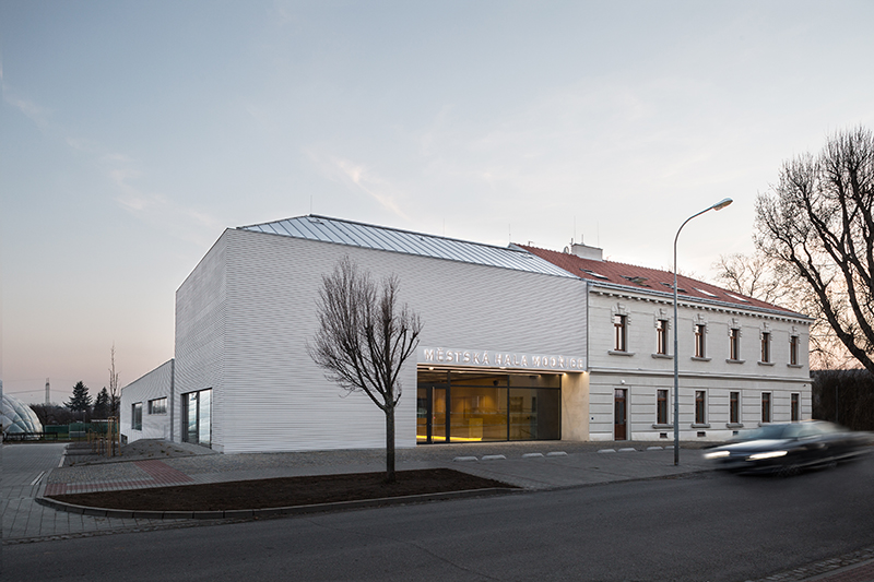  Městská hala Modřice – tým Vojtěch Sosna, Jakub Straka, Jáchym Svoboda, Atelier bod architekti a hlavní inženýr projektu Ing. Jan Svoboda
