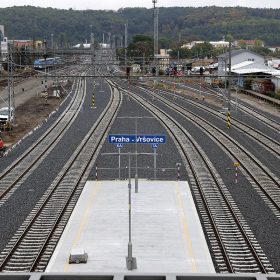 Železniční stanice Vršovice, původní trať Hostivař – Vršovice (vlevo), nové kolejiště (vpravo)
