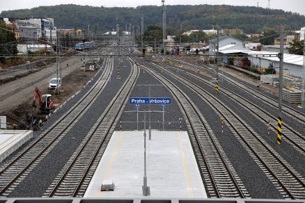 Železniční stanice Vršovice, původní trať Hostivař – Vršovice (vlevo), nové kolejiště (vpravo)