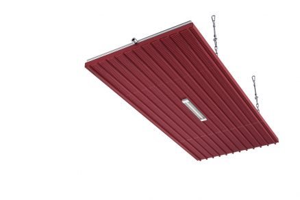 Příklad modulárního systému panelů v prodejním nebo výstavním prostoru. Zvýšené neviditelné koncové kusy a krycí plechy spojů panelů přispívají k elegantnímu vzhledu interiéru. O dobré nasvícení interiéru se postarají dekorativní LED svítidla integrovaná ve stropních panelech. Jejich počet se individuálně zkalkuluje pro optimální nasvícení daného prostoru. Panely lze na přání dodat ve více než 700 barvách a harmonicky sladit s interiérem.