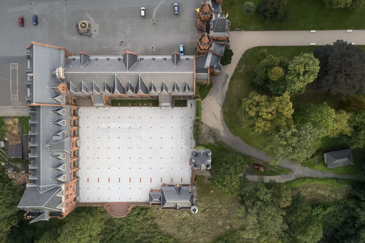 Čtvercové vnitřní nádvoří Červeného zámku.