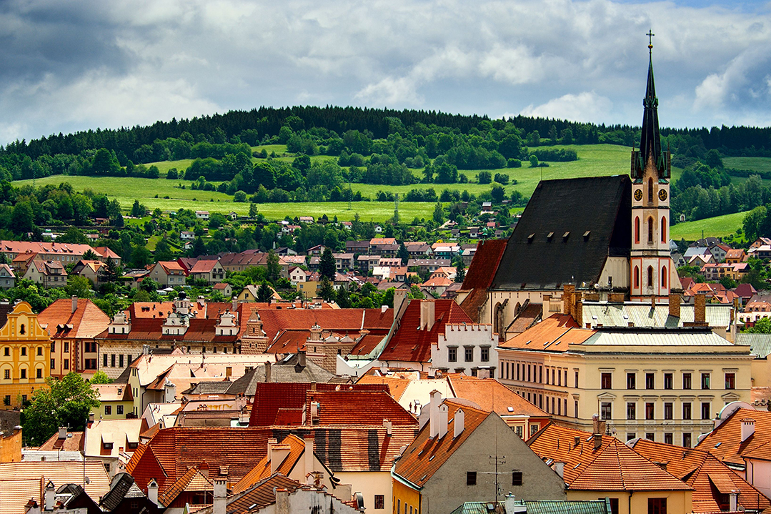 Pohled na panorama Českého Krumlova s kostelem sv. Víta