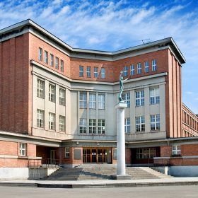 Budova Gymnázia J. K. Tyla v Hradci Králové, architekt Josef Gočár (1925-1927)