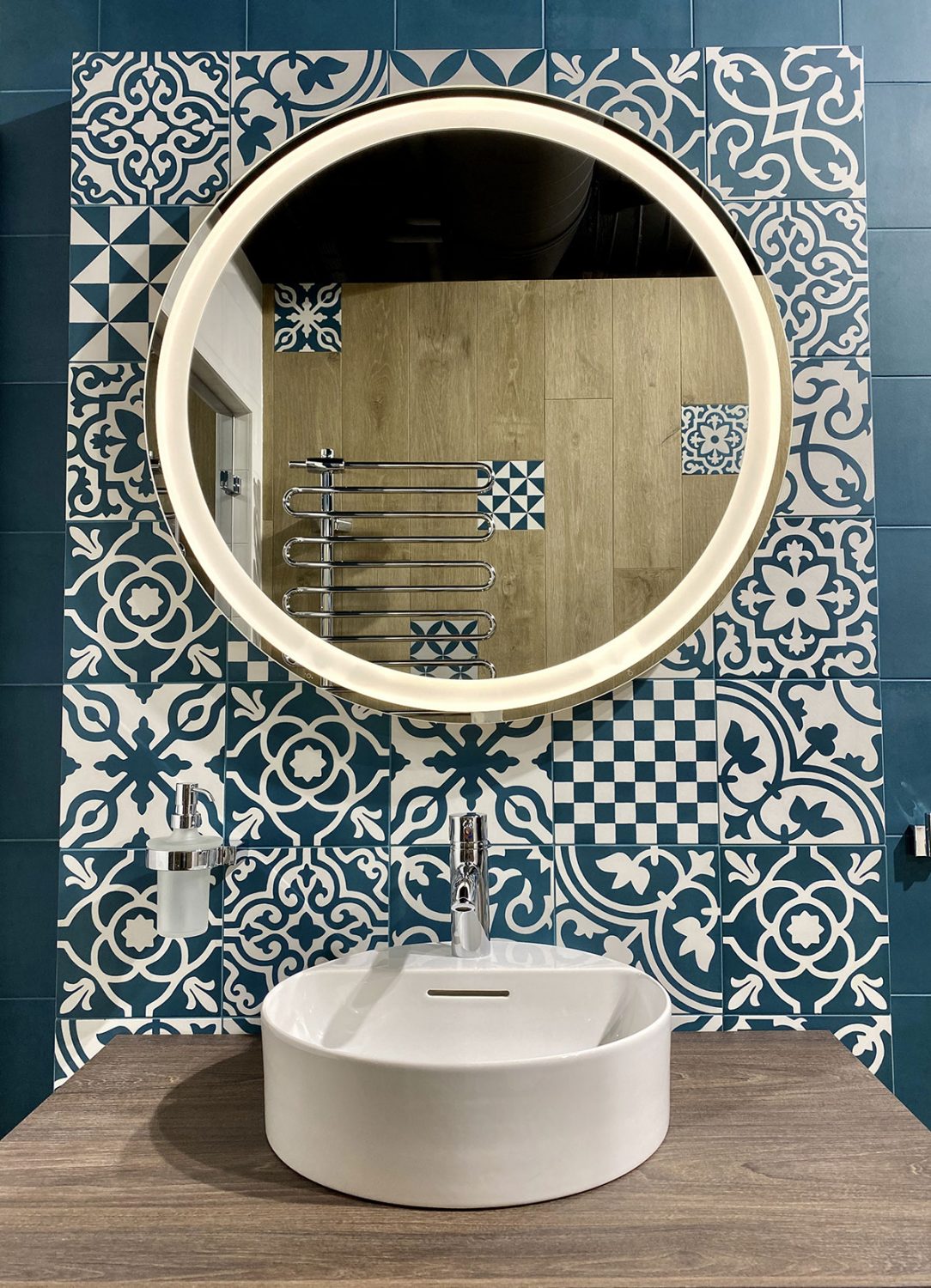 Mozaika v koupelně vytvoří hru tvarů a barev.