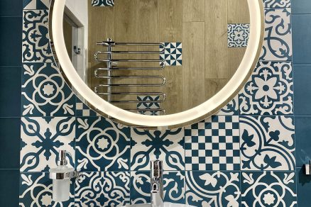 Mozaika v koupelně vytvoří hru tvarů a barev.