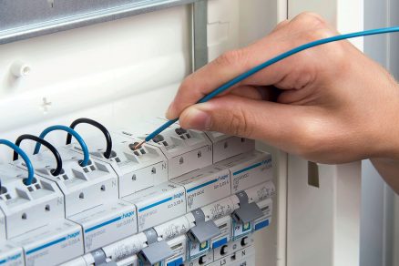 Zástrčný systém zvyšuje bezpečnost instalace a šetří čas instalace až o 40 %.